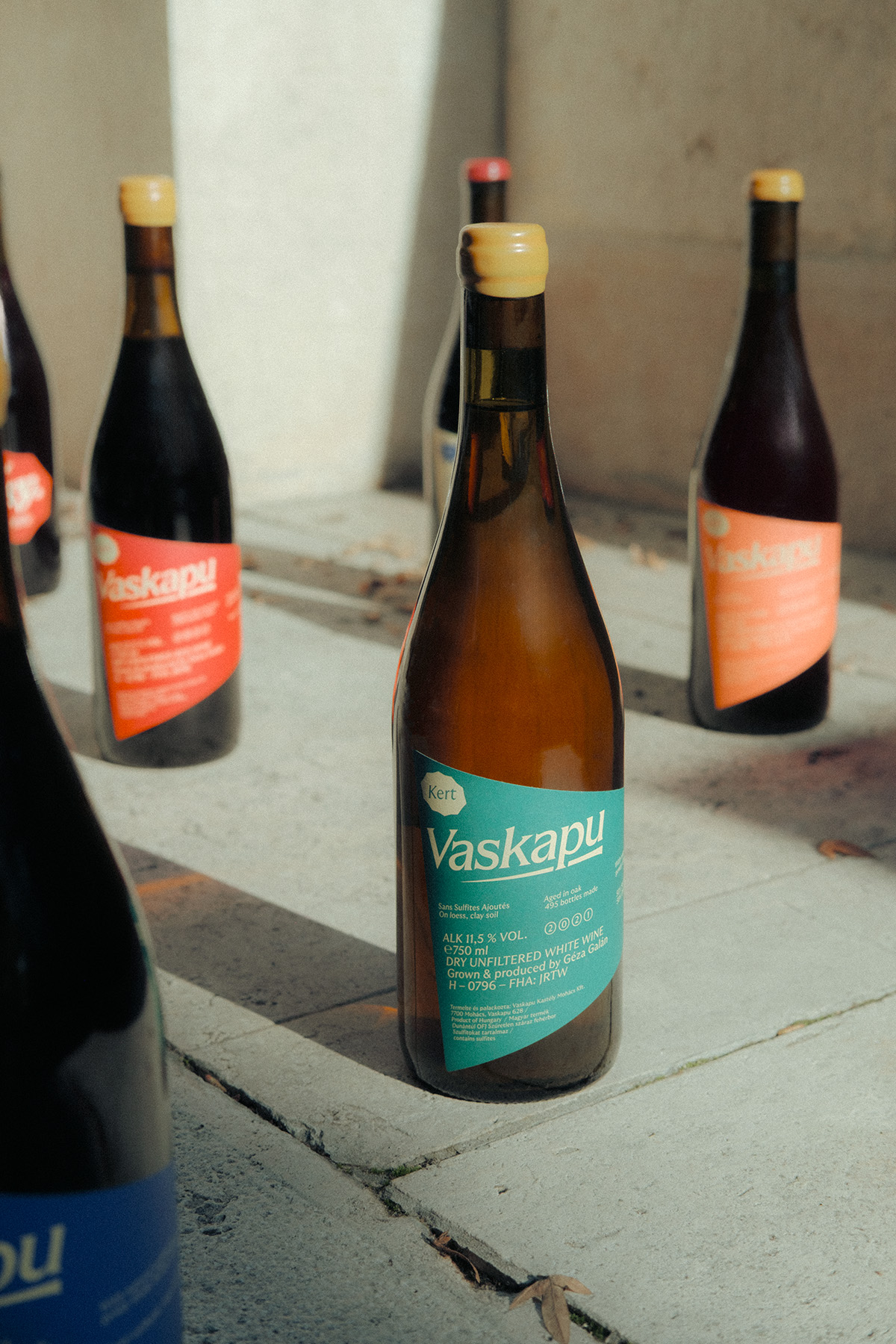 Vaskapu Wine Bottles Up a Clever Label System